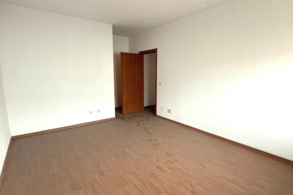Shtepi ne shitje Apartament ne Tirane, 2+1, Mobilimi Bosh, pa mobiluar, Pagesa 230,000  Euro.