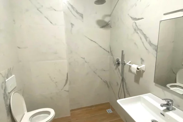 Shtepi me qera Apartament ne Tirane, 1+1, Mobilimi Pjeserisht e mobiluar, Pagesa 85,000  Leke.