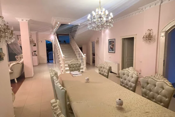 Shtepi me qera 6+1 ne Durres - 5,000 Euro