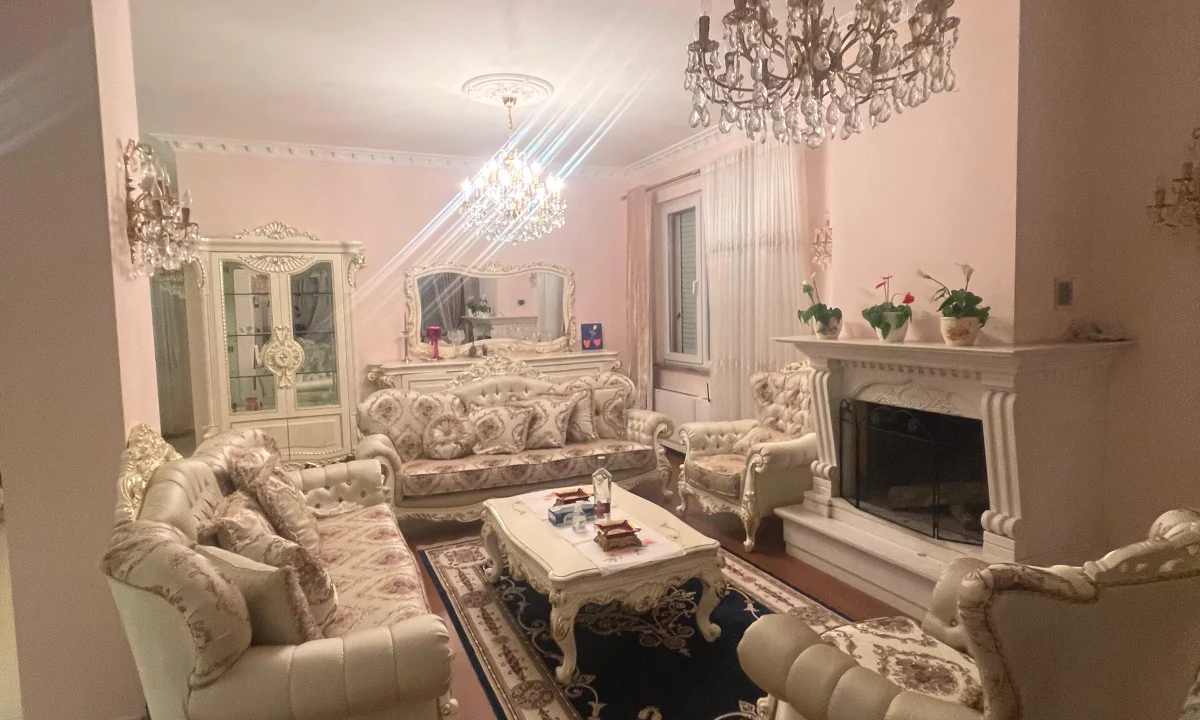 Shtepi me qera Vila Luksoze ne Durres, 6+1, Mobilimi E mobiluar, Pagesa 5,000  Euro.