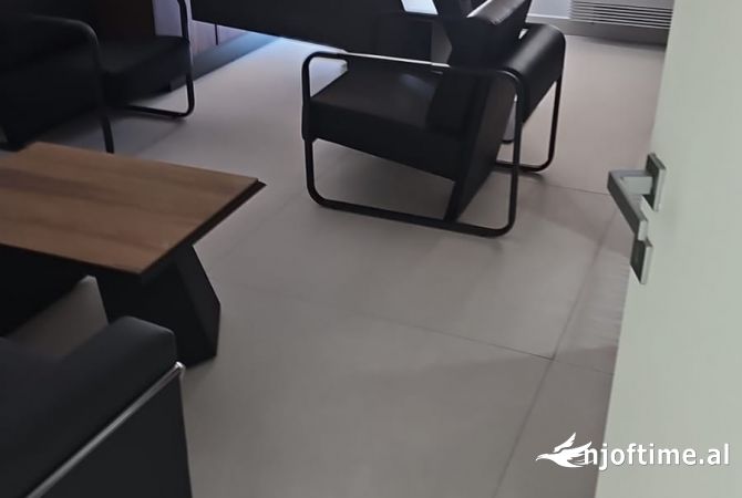 Shtepi ne shitje Penthose(kati i fundit panoramik) ne Tirane, 3+1, Mobilimi Bosh, pa mobiluar, Pagesa 412,570  Euro.