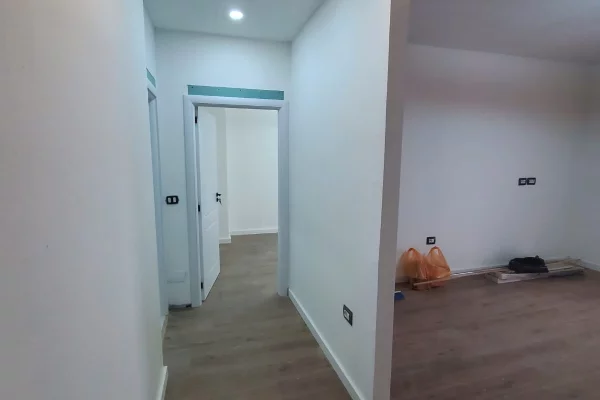 Shtepi ne shitje Apartament ne Tirane, 1+1, Mobilimi Bosh, pa mobiluar, Pagesa 175,000  Euro.