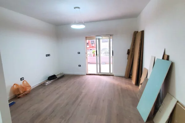 Shtepi ne shitje Apartament ne Tirane, 1+1, Mobilimi Bosh, pa mobiluar, Pagesa 175,000  Euro.