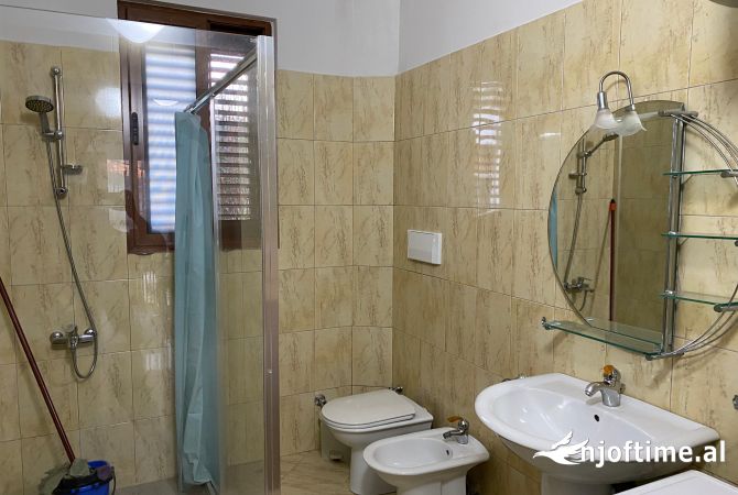 Shtepi me qera Apartament ne Tirane, 3+1, Mobilimi E mobiluar, Pagesa 60,000  Leke.