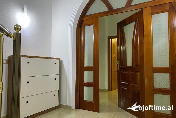 Shtepi me qera Shtepi Private ne Tirane, 3+1, Mobilimi E mobiluar, Pagesa 60,000  Leke.