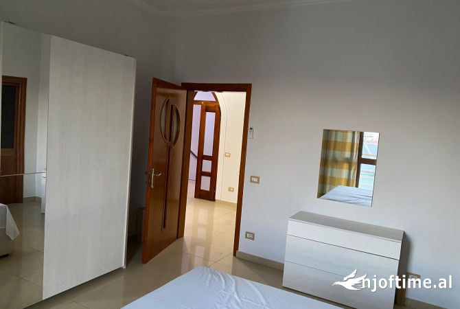 Shtepi me qera Shtepi Private ne Tirane, 3+1, Mobilimi E mobiluar, Pagesa 60,000  Leke.