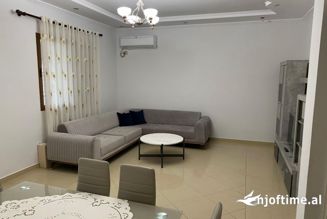 Shtepi me qera Shtepi Private ne Tirane, 3+1, Mobilimi E mobiluar, Pagesa 60,000  Leke.