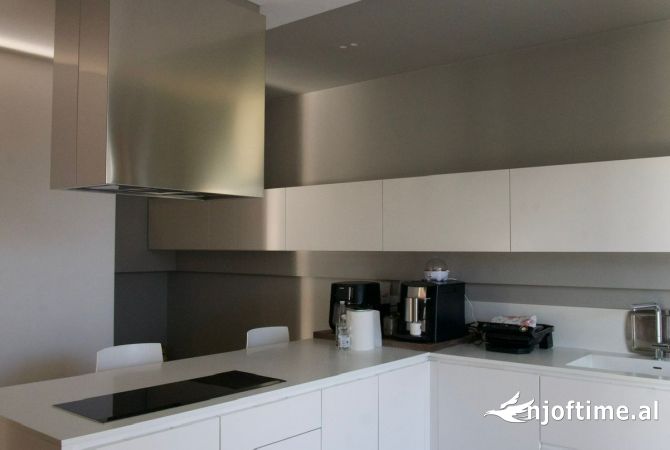 Shtepi ne shitje Apartament ne Tirane, 3+1, Mobilimi E mobiluar, Pagesa 700,000  Euro.