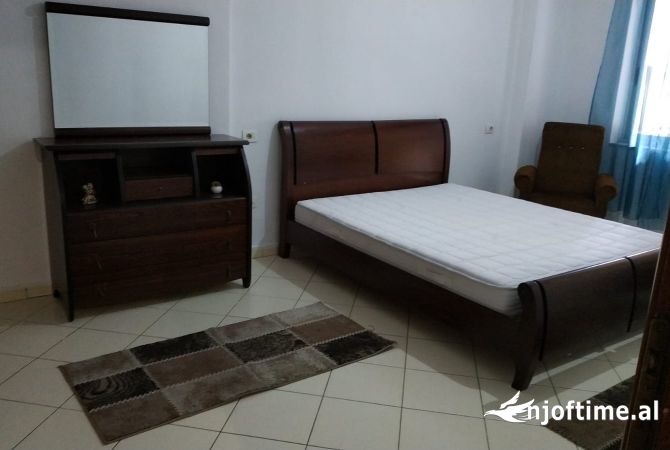 Shtepi me qera Apartament ne Tirane, 2+1, Mobilimi E mobiluar, Pagesa 42,000  Leke.