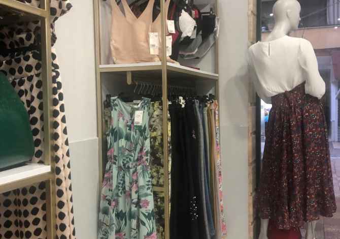 💥 Shiten pajisjet per kompletim total per butik bashke me veshje te reja!💥 