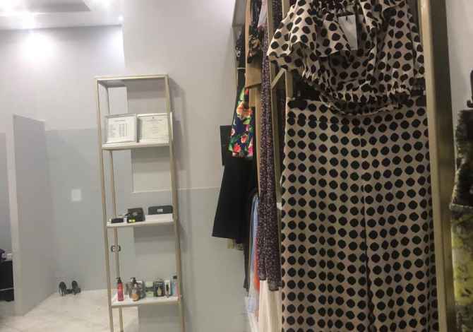 💥 Shiten pajisjet per kompletim total per butik bashke me veshje te reja!💥 