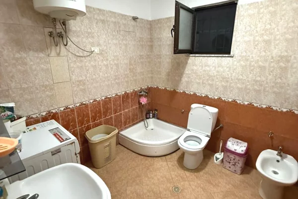 Shtepi me qera Shtepi Private ne Tirane, 2+1, Mobilimi E mobiluar, Pagesa 40,000  Leke.