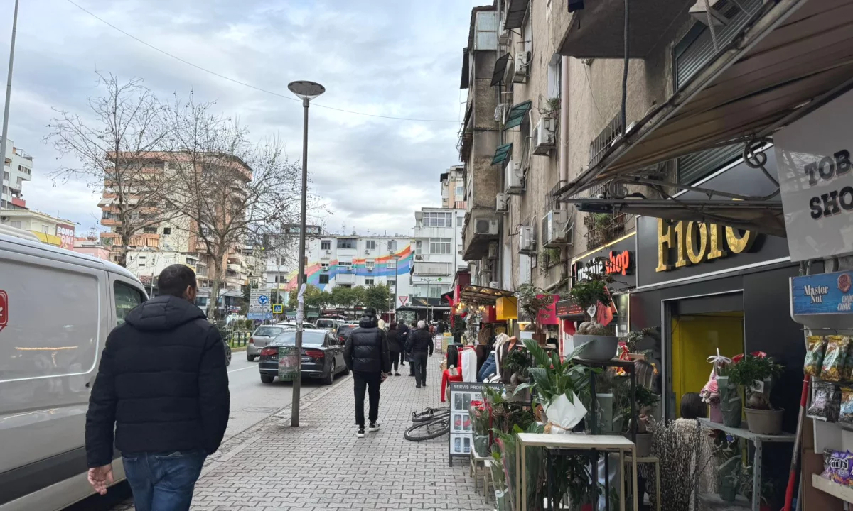 Jepet me qera Dyqan tek rruga Sulejman Delvina Tirane.