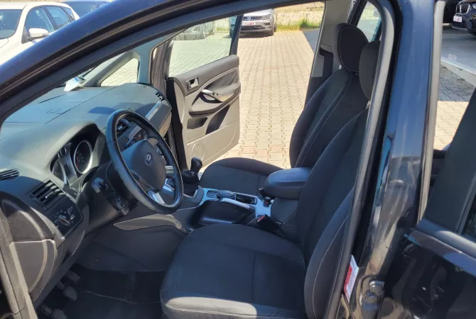 Makina ne shitje  ne Tirane - 2,900 Euro