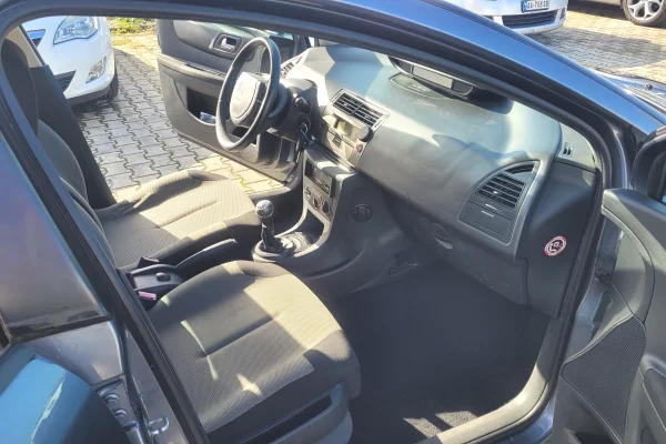 Cars for sale in Tirana - 2,800 Euro