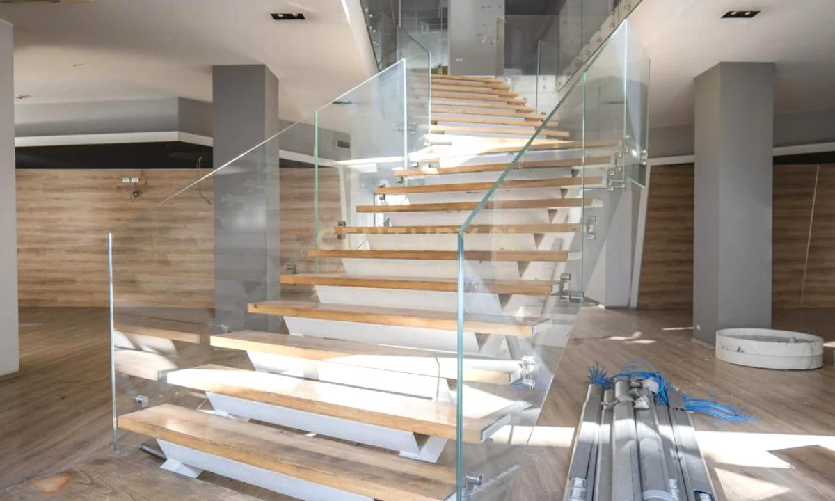 Jepet me Qira Ambient Komercial Tregu i Ri Elektrik