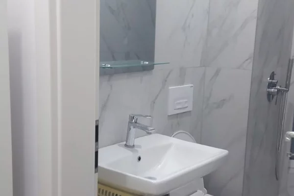 Shtepi me qera Garsoniere ne Tirane - 300 Euro