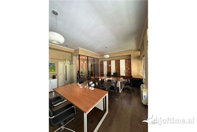 Ambient biznesi me qera 3+1 ne Tirane - 1,250 Euro