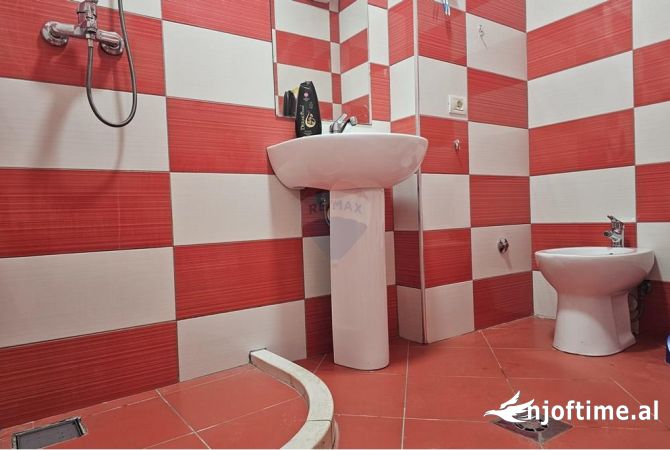 Shtepi me qera Apartament ne Tirane, 2+1, Mobilimi E mobiluar, Pagesa 800  Euro.