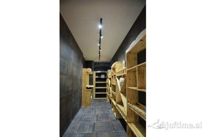 Shtepi me qera Vila Luksoze ne Tirane, 6+1, Mobilimi E mobiluar, Pagesa 5,000  Euro.