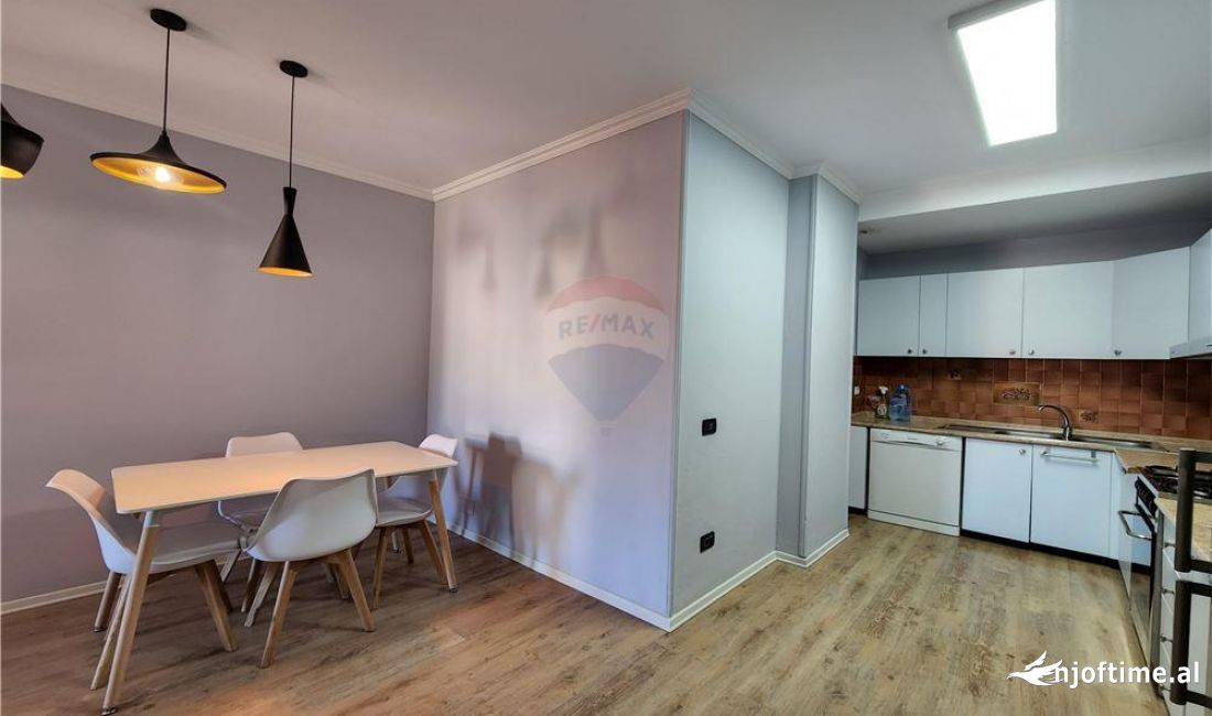 Shtepi me qera Apartament ne Tirane, 2+1, Mobilimi E mobiluar, Pagesa 800  Euro.