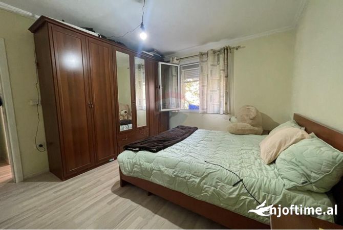 Shtepi ne shitje Apartament ne Tirane, 2+1, Mobilimi E mobiluar, Pagesa 10,100,000  Leke.
