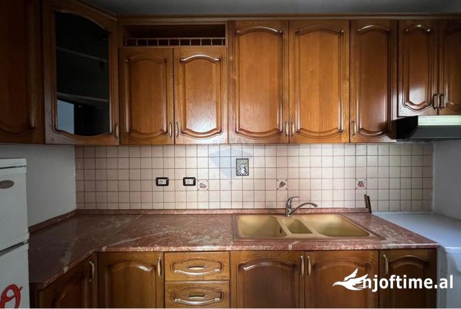 Shtepi ne shitje Apartament ne Tirane, 3+1, Mobilimi E mobiluar, Pagesa 145,000  Euro.