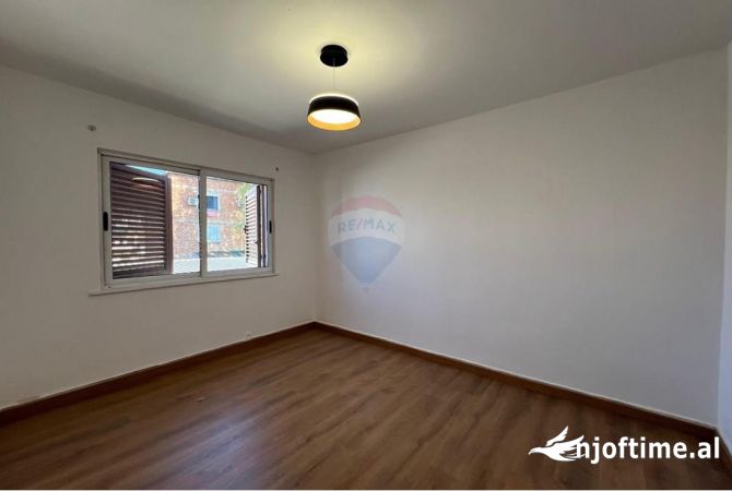 Shtepi ne shitje Apartament ne Tirane, 3+1, Mobilimi E mobiluar, Pagesa 145,000  Euro.