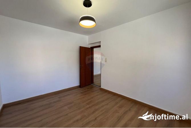 Shtepi ne shitje Apartament ne Tirane, 3+1, Mobilimi E mobiluar, Pagesa 145,000  Euro.