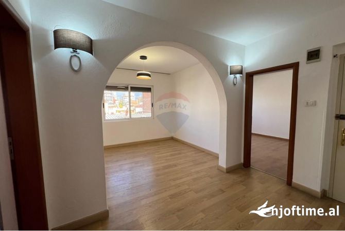 Shtepi ne shitje Apartament ne Tirane, 3+1, Mobilimi E mobiluar, Pagesa 145,000  Euro.