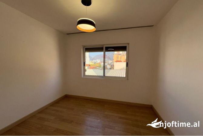 Shtepi ne shitje Apartament ne Tirane, 3+1, Mobilimi E mobiluar, Pagesa 145,000  Euro.