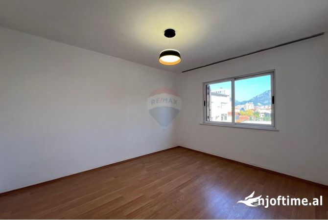 Shtepi ne shitje Apartament ne Tirane, 3+1, Mobilimi E mobiluar, Pagesa 145,000  Euro.