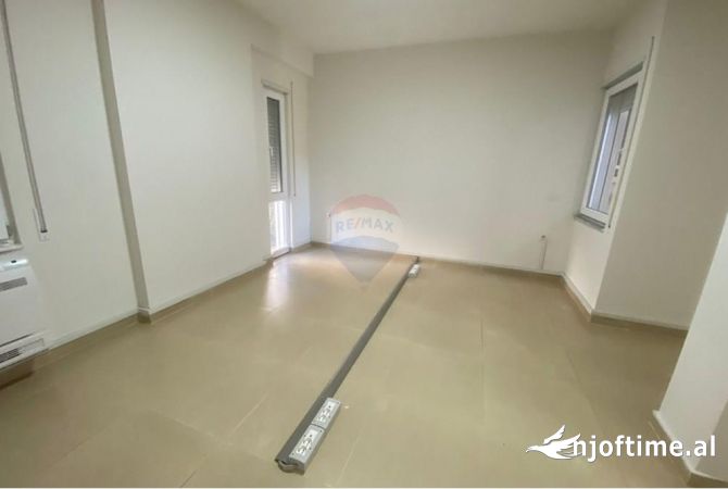 Ambient biznesi me qera 3+1 ne Tirane - 1,200 Euro