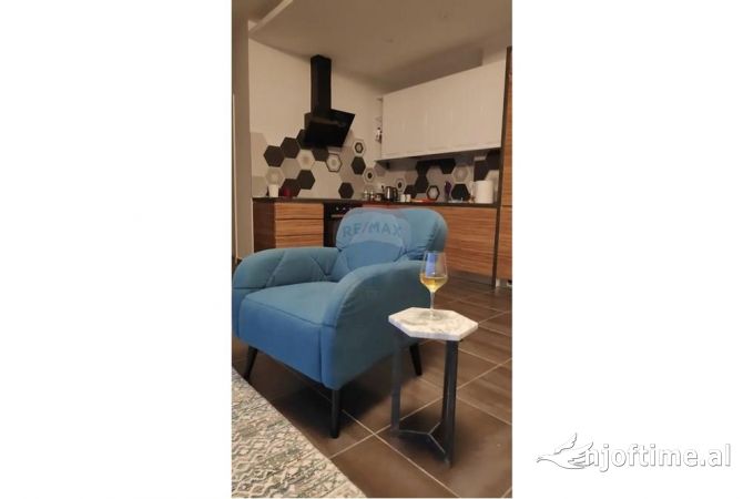 Shtepi me qera Apartament ne Tirane, 2+1, Mobilimi E mobiluar, Pagesa 1,000  Euro.