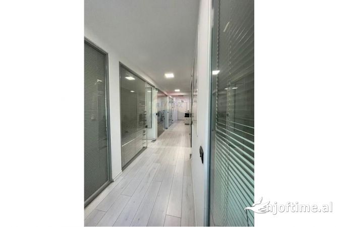 Ambient biznesi me qera 3+1 ne Tirane - 1,350 Euro