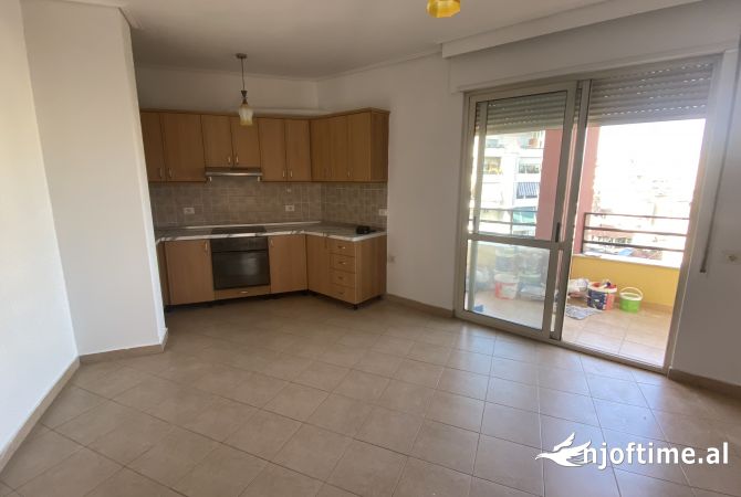 Shtepi me qera Apartament ne Tirane, 2+1, Mobilimi Bosh, pa mobiluar, Pagesa 450  Euro.