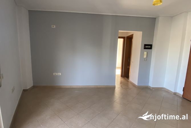 Shtepi me qera Apartament ne Tirane, 2+1, Mobilimi Bosh, pa mobiluar, Pagesa 450  Euro.