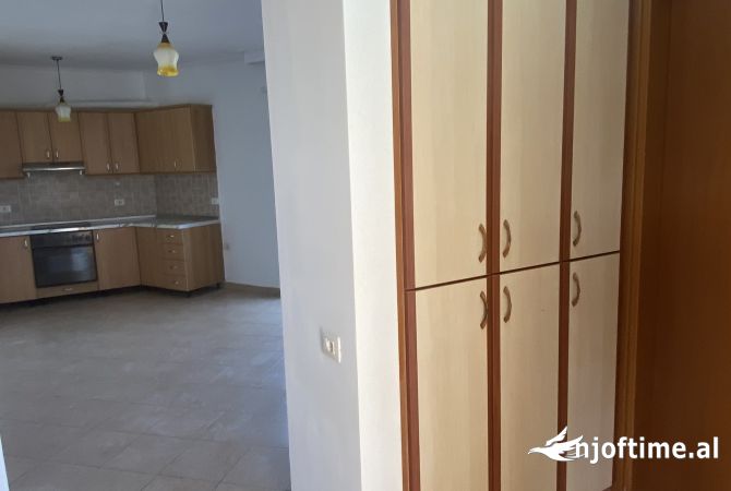 Shtepi me qera Apartament ne Tirane, 2+1, Mobilimi Bosh, pa mobiluar, Pagesa 450  Euro.