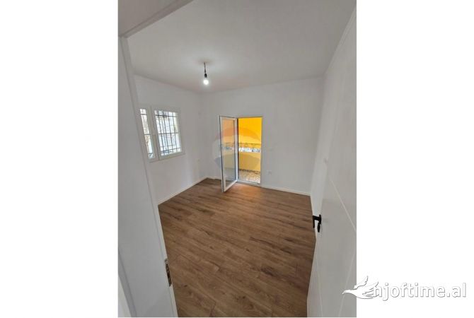 Shtepi ne shitje Apartament ne Tirane, 2+1, Mobilimi Bosh, pa mobiluar, Pagesa 120,000  Euro.