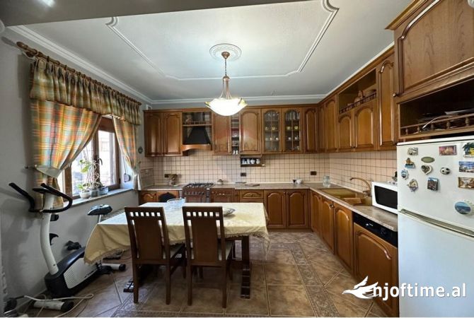 Shtepi me qera Apartament ne Tirane, 2+1, Mobilimi E mobiluar, Pagesa 500  Euro.
