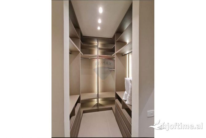 Shtepi me qera Apartament ne Tirane, 3+1, Mobilimi E mobiluar, Pagesa 1,800  Euro.