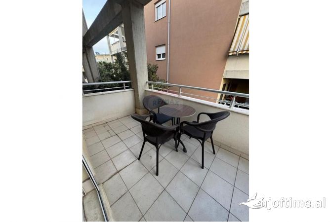 Shtepi me qera Apartament ne Tirane, 1+1, Mobilimi E mobiluar, Pagesa 800  Euro.