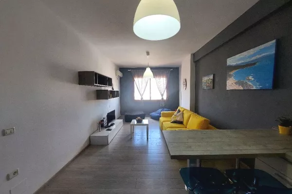 Shtepi ne shitje Apartament ne Vlore, 1+1, Mobilimi E mobiluar, Pagesa 110,000  Euro.