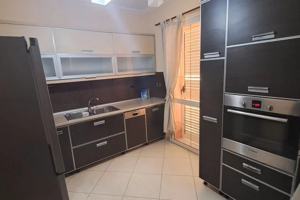 Shtepi me qera Penthose(kati i fundit panoramik) ne Vlore, 4+1, Mobilimi E mobiluar, Pagesa 600  Euro.