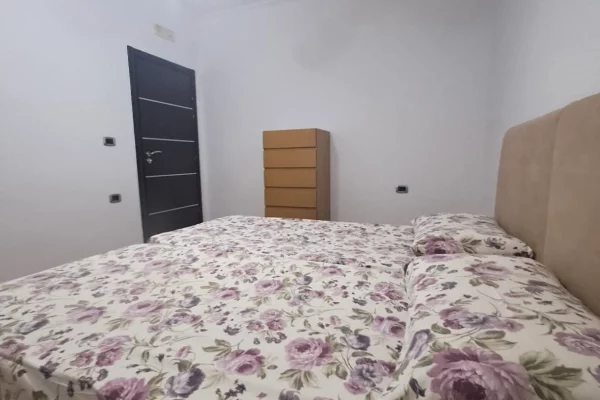 Shtepi me qera Penthose(kati i fundit panoramik) ne Vlore, 4+1, Mobilimi E mobiluar, Pagesa 600  Euro.