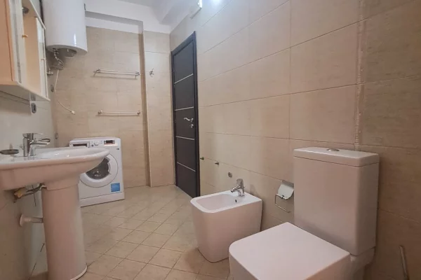 Shtepi me qera Penthose(kati i fundit panoramik) ne Vlore, 4+1, Mobilimi E mobiluar, Pagesa 600  Euro.