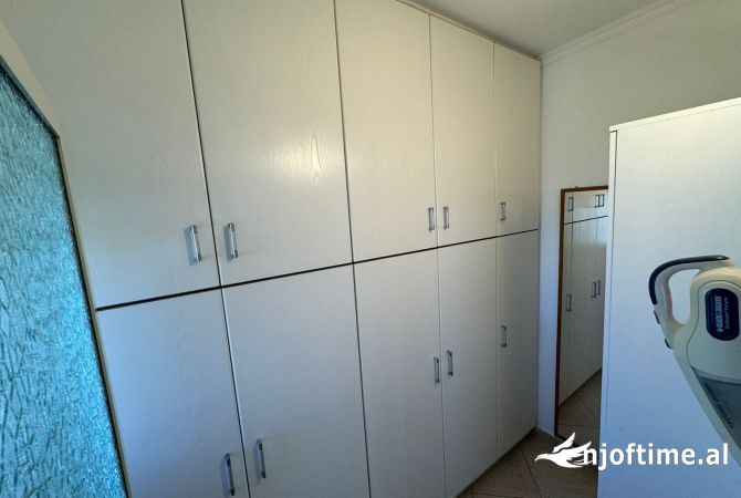 Shtepi ne shitje Apartament ne Durres, 2+1, Mobilimi E mobiluar, Pagesa 140,000  Euro.