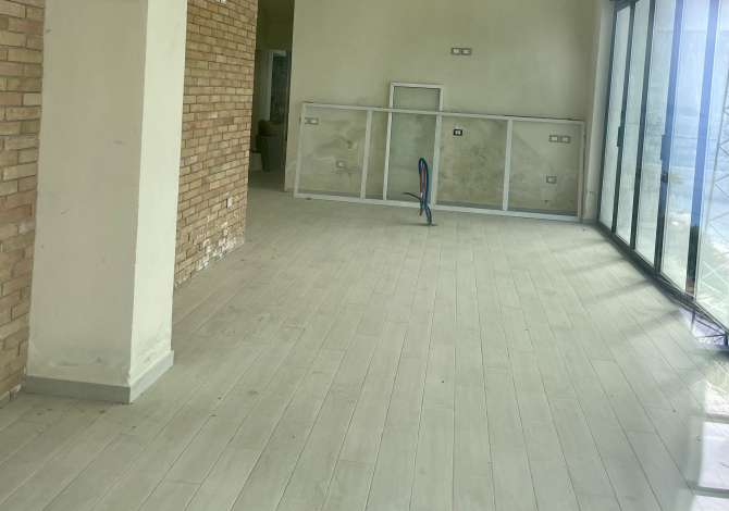 Ambient biznesi me qera 2+1 ne Vlore - 1,200 Euro