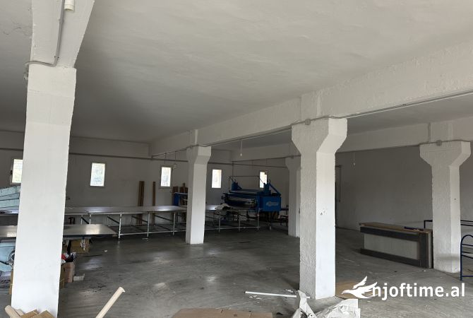 Ambiente Commerciale in Vendita 4+1 a Fier - 6,850,000 Euro