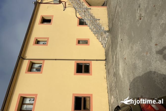 Ambiente Commerciale in Vendita 4+1 a Fier - 6,850,000 Euro